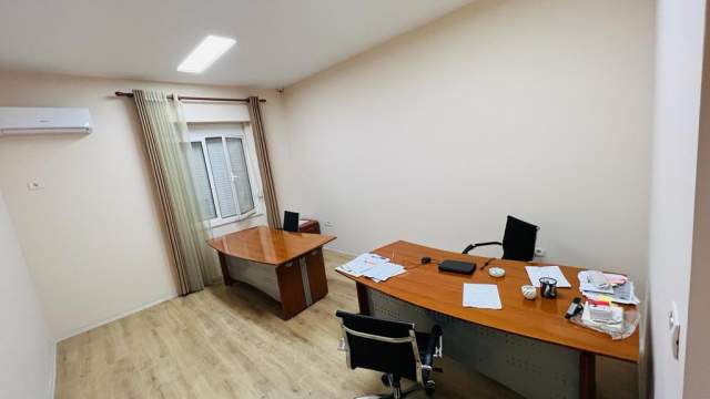 Tirane, jepet me qera zyre Kati 1, 180 m² 2.500 Euro (Rruga Reshit Collaku)