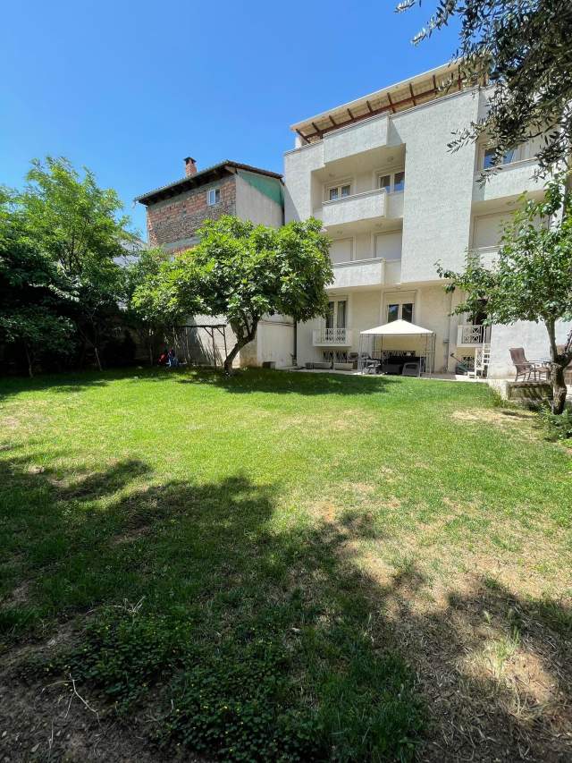 Tirane, jepet me qera ambjent biznesi Kati 4, 1.000 m² 8.000 Euro (Rruga Mine Peza)