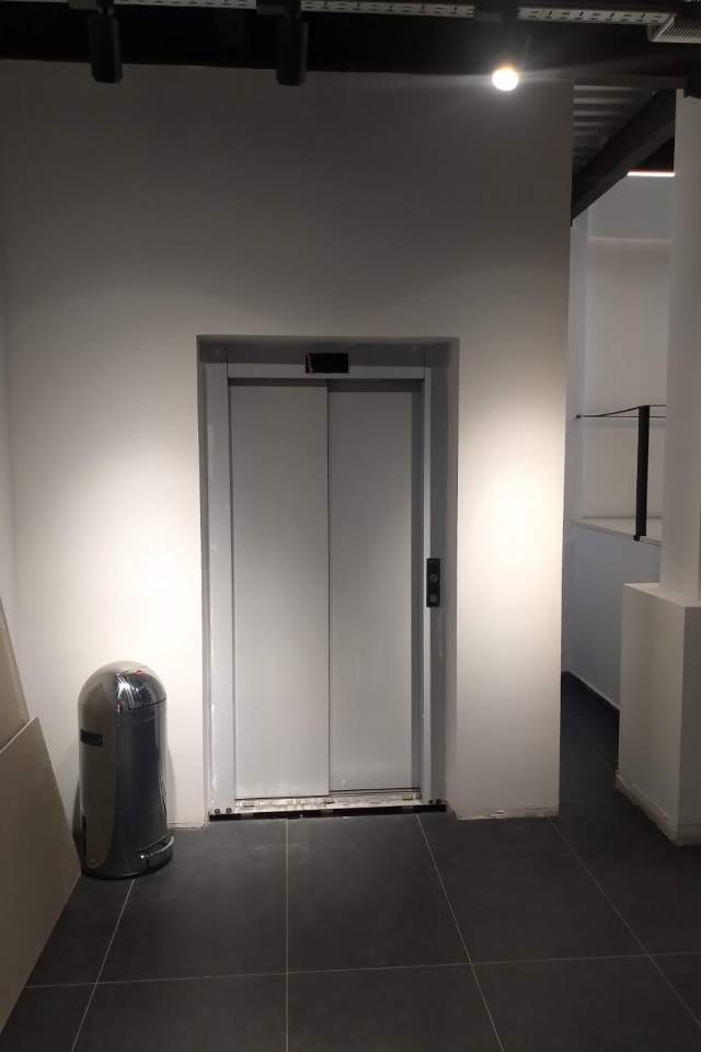 Tirane, jepet me qera ambjent biznesi Kati 2, 350 m² 4.500 Euro (Rruga Kavajes)