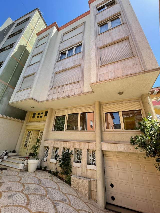 Tirane, jepet me qera ambjent biznesi Kati 4, 1.000 m² 8.000 Euro (Rruga Mine Peza)