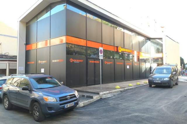 Tirane, jepet me qera ambjent biznesi Kati 2, 350 m² 4.500 Euro (Rruga Kavajes)