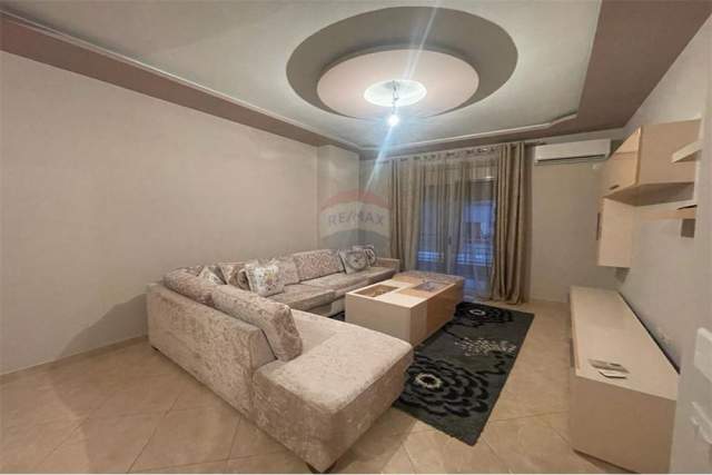 Tirane, jepet me qera apartament 3+1 Kati 2, 137 m² 500 Euro (Rruga Tom Plezha)