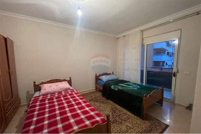 Tirane, jepet me qera apartament 3+1 Kati 2, 137 m² 500 Euro (Rruga Tom Plezha)