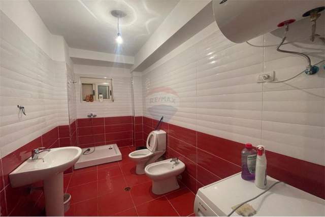 Tirane, jepet me qera apartament 3+1 Kati 2, 137 m² 500 Euro (Rruga Tom Plezha)