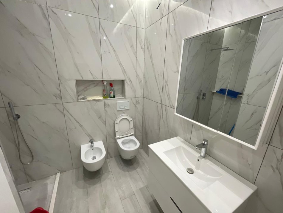 Tirane, jepet me qera apartament 2+1 Kati 2, 106 m² 700 € (Ali Demi)