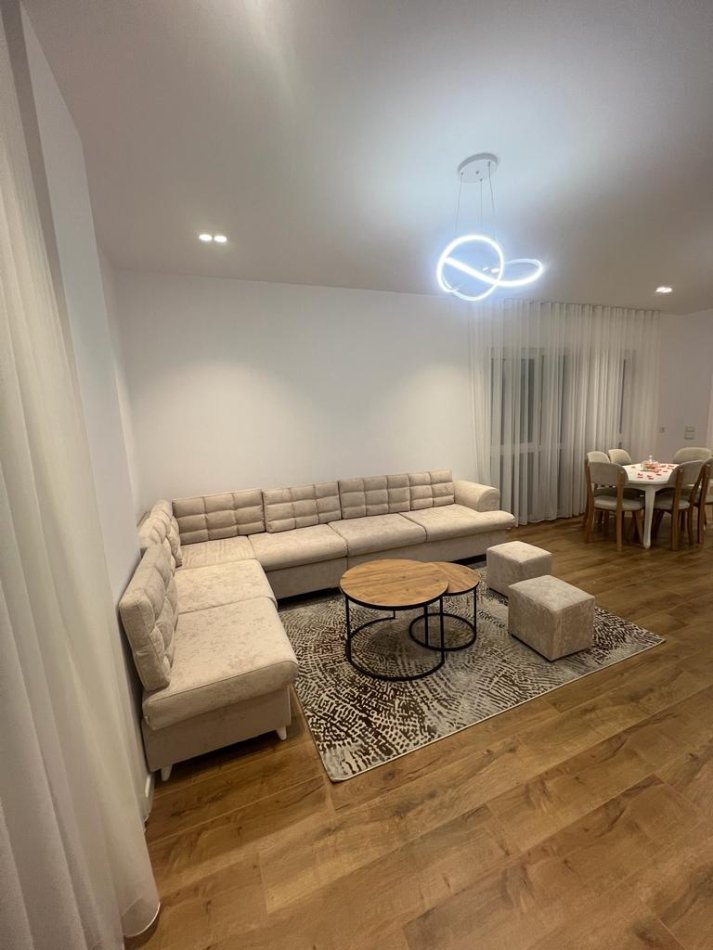 Tirane, jepet me qera apartament 2+1+Ballkon Kati 4, 174 m² 900 € (rruga 5 maji)