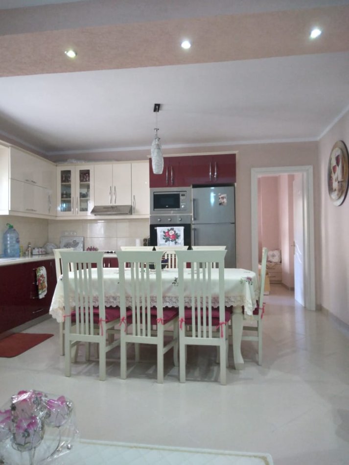 Durres, jepet me qera apartament 2+1+Ballkon , 700 € (Golem)
