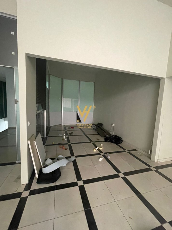 Tirane, jepet me qera ambjent biznesi Kati 1, 93 m² 650 € (SELITE)