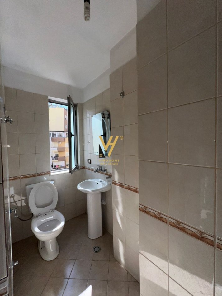 Tirane, jepet me qera apartament 2+1+Ballkon Kati 3, 115 m² 450 € (FRESK)