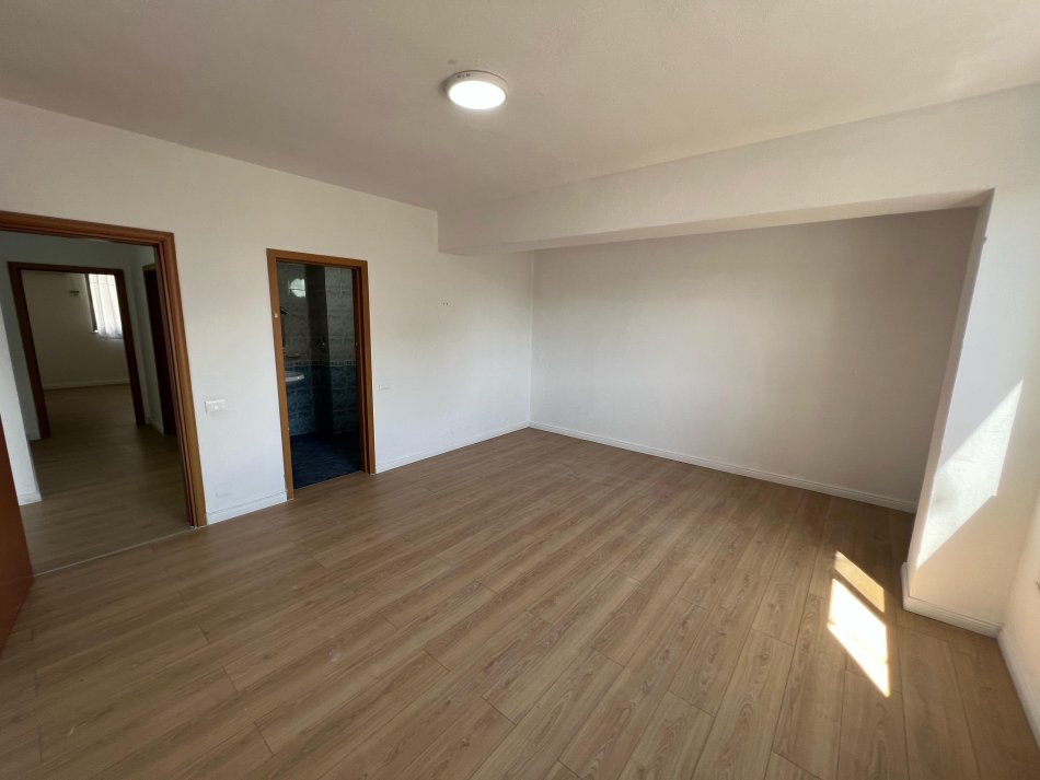 Tirane, jepet me qera apartament 2+1 Kati 6, 120 m² 950 € (Rruga Ibrahim rugova)