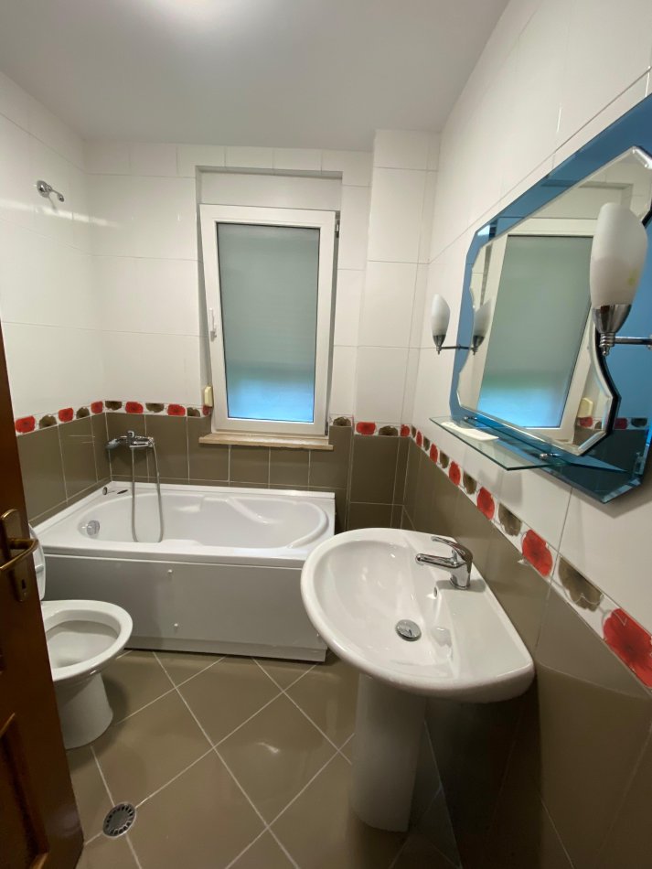 Tirane, jepet me qera apartament 2+1 Kati 3, 125 m² 750 € (rruga hoxha tahsim)