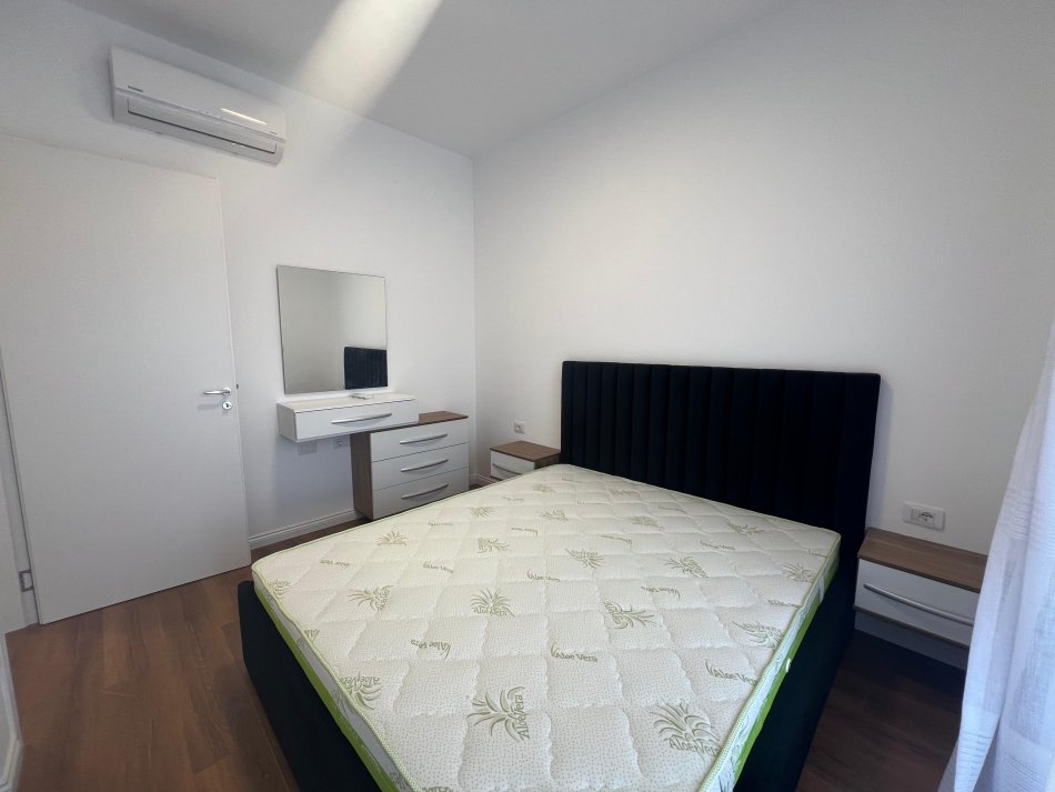 Tirane, jepet me qera apartament 1+1+Ballkon Kati 4, 52 m² 500 € (Stacioni trenit)