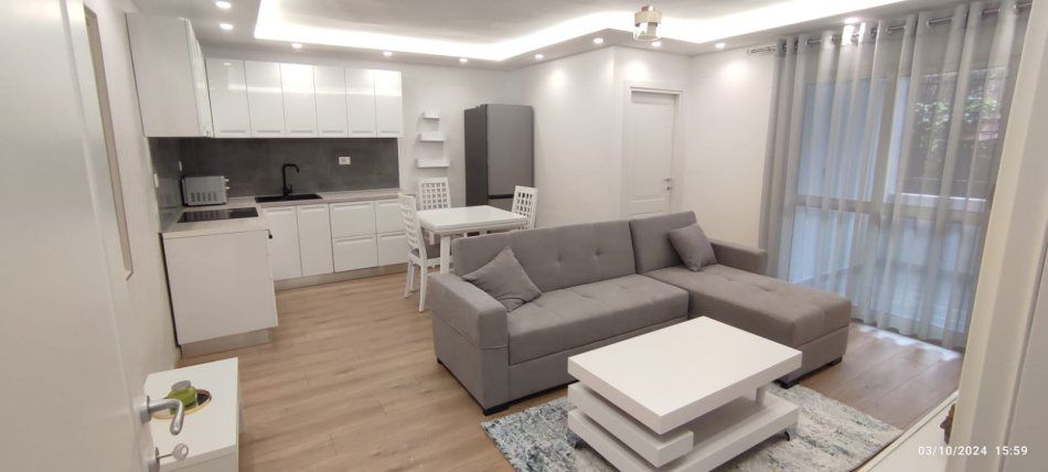 Tirane, jepet me qera apartament 2+1 Kati 1, 75 m² 750 € (Sheshi Skenderbej)