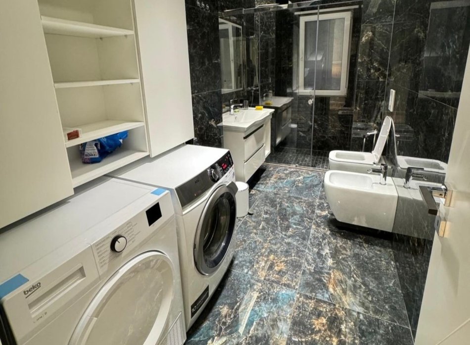 Tirane, jepet me qera apartament 2+1 Kati 2, 95 m² 1.200 € (rruga e dibres)