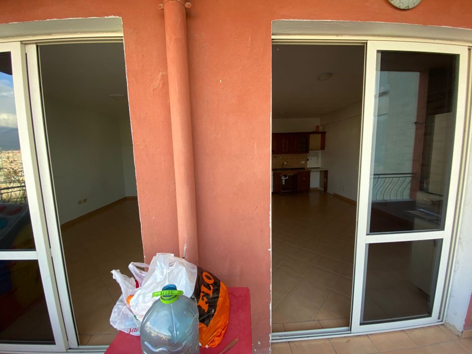 Shitet Apartament 2+1 te Komuna e Parisit, Rruga "Skender Luarasi"