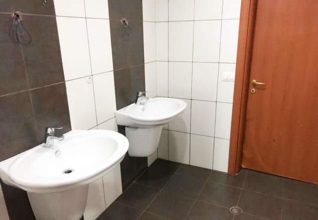 Tirane, jepet me qera ambjent biznesi 202 m² 1.400 Euro