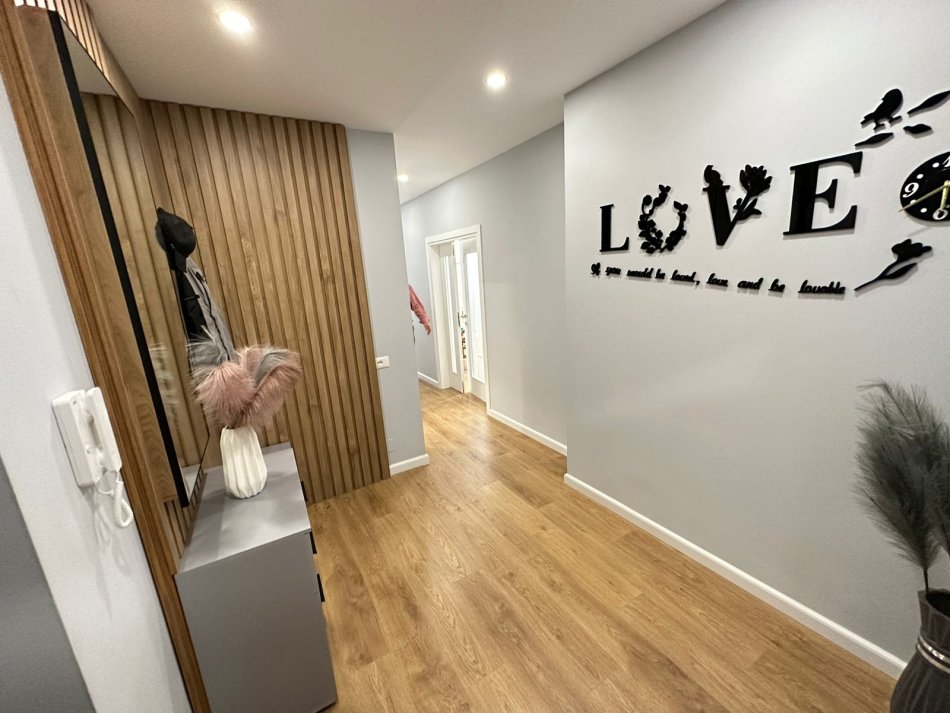 Tirane, jepet me qera apartament 2+1+Aneks Kati 4, 114 m² 800 € (zogu zi)