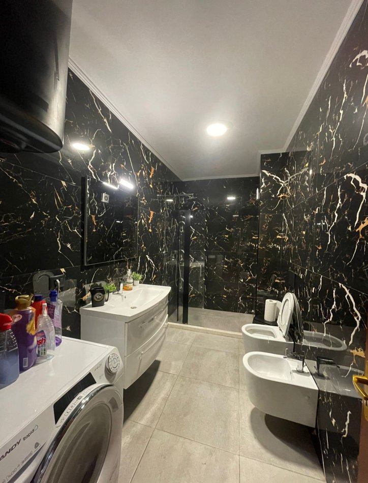 Tirane, jepet me qera apartament 3+1+Aneks+Ballkon Kati 9, 124 m² 600 € (Komuna e Parisit)