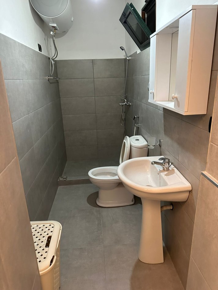Tirane, jepet me qera apartament 1+1 Kati 1, 45 m² 350 € (Komuna e parisit)