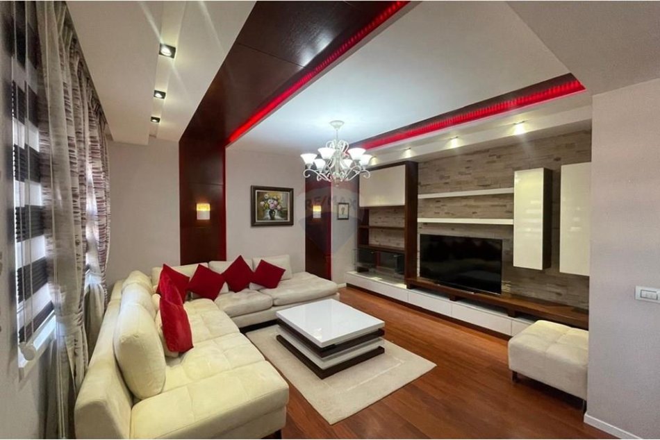 jepet me qera , 95 m² 700 € (Apartament 2+1+2- Materniteti i Ri)