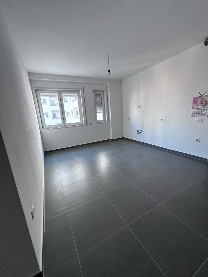 Tirane, jepet me qera ambjent per zyra , Kati 4, 110 m² 600 € (Qender )