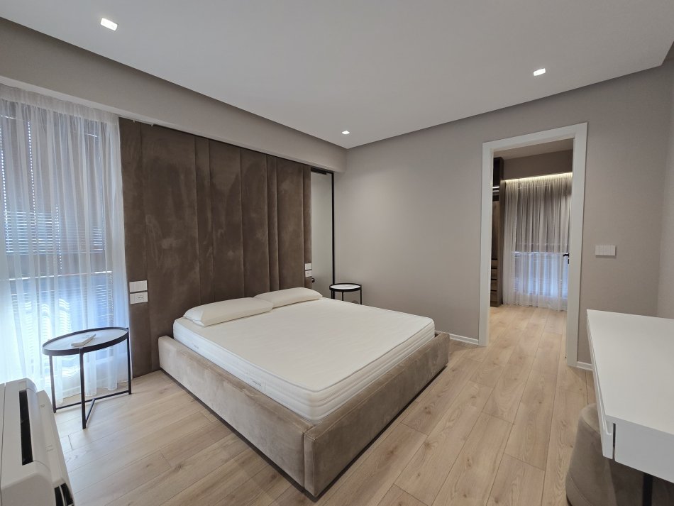 Tirane, jepet me qera apartament 2+1+Ballkon Kati 13, 184 m² 1.600 € (Rruga e Kavajës)