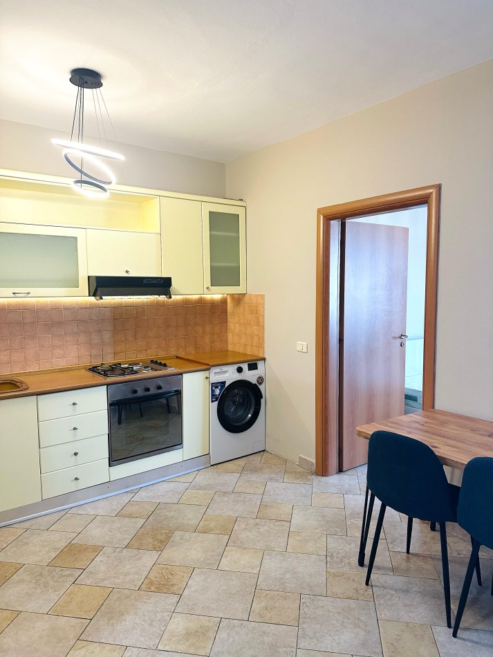 Tirane, jepet me qera apartament 1+1+Ballkon Kati 15, 60 m² 550 € (kostandin kristoforidhi)