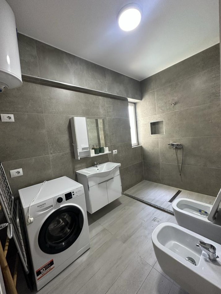 Tirane, jepet me qera apartament 2+1+Ballkon Kati 4, 100 m² 550 € (Liqeni i Thate)