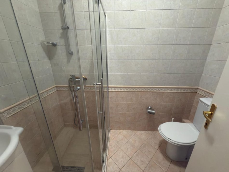 Tirane, jepet me qera apartament 2+1 , 80 m² 800 € (rruga nikolla tupe)