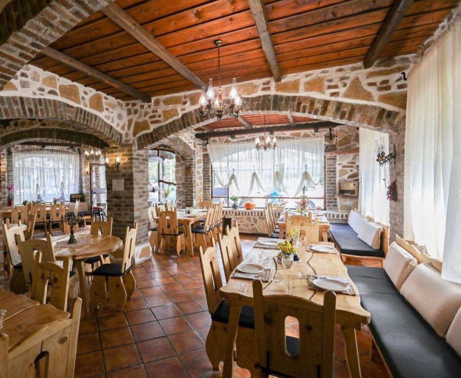 Tirane, jepet me qera bar-resorant , 170 m² 1.500 € (Qender)