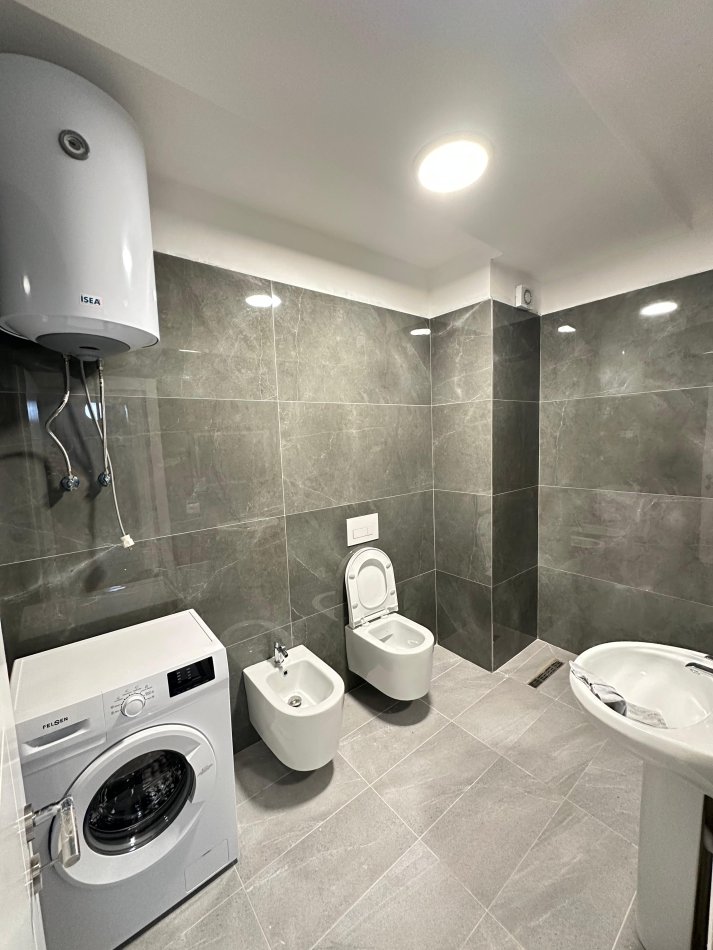 Tirane, jepet me qera apartament 2+1 Kati 8, 110 m² 600 € (astir)
