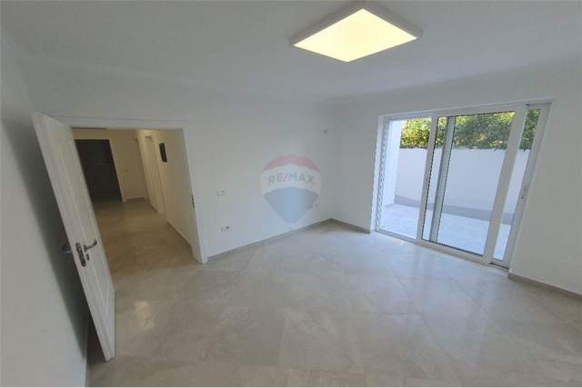 Tirane, jepet me qera zyre Kati 0, 120 m² 600 Euro (Qender,Tregu Cam)