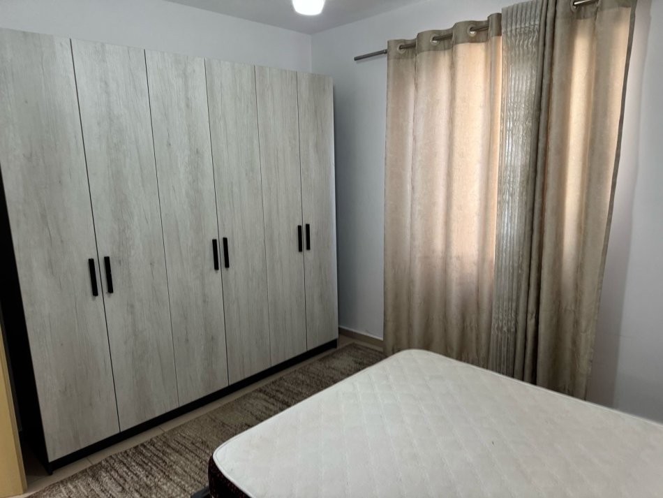 Tirane, jepet me qera apartament 1+1+Aneks+Ballkon , 65 m² 400 € (5 Maj)