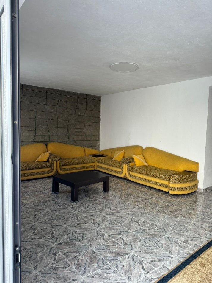 Tirane, jepet me qera shtepi 2+1+Ballkon Kati 2, 100 m² 550 € (Qytet studenti rruga budi)