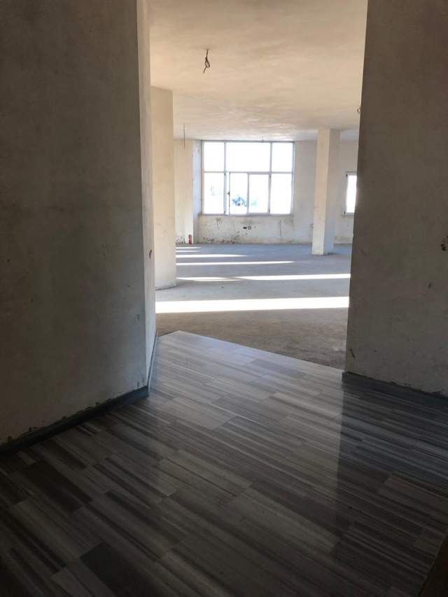 Tirane, jepet me qera lokal 290 m² 1.500 Euro
