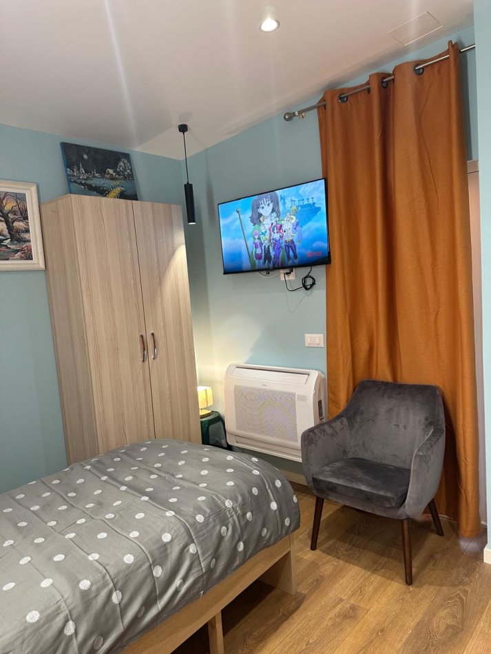Tirane, jepet me qera apartament 1+1+Ballkon Kati 4, 650 € (Pazari i Ri)