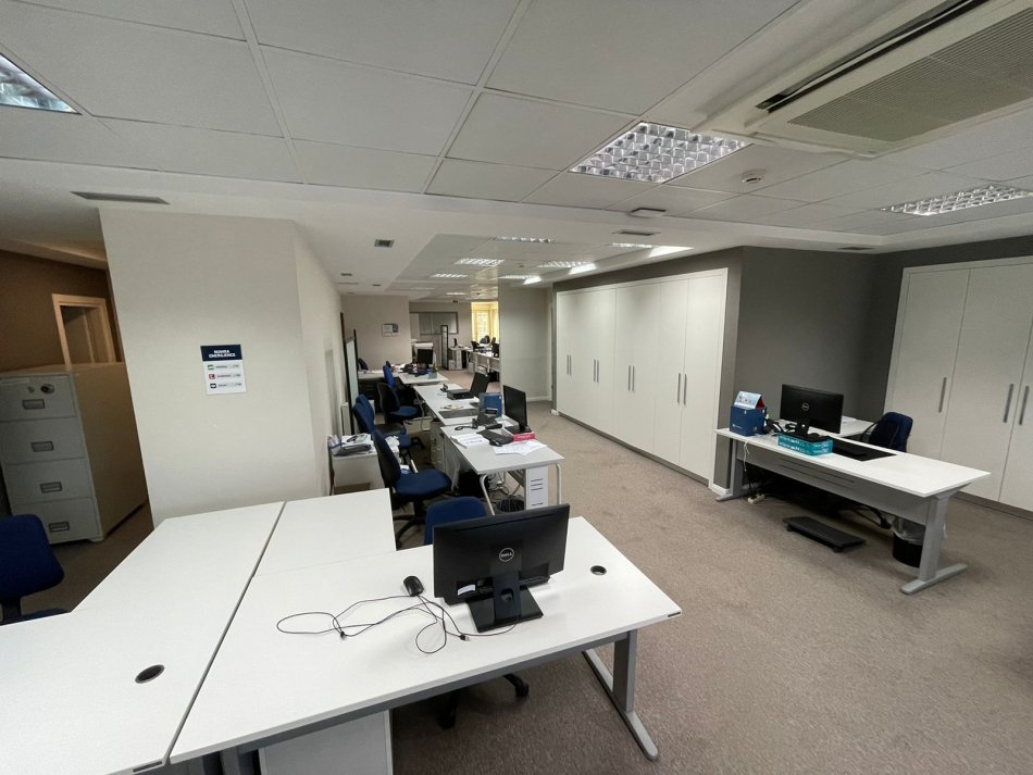 Tirane, jepet me qera ambjent biznesi Kati 5, 555 m² 7.998 € (Rruga Kavajes)
