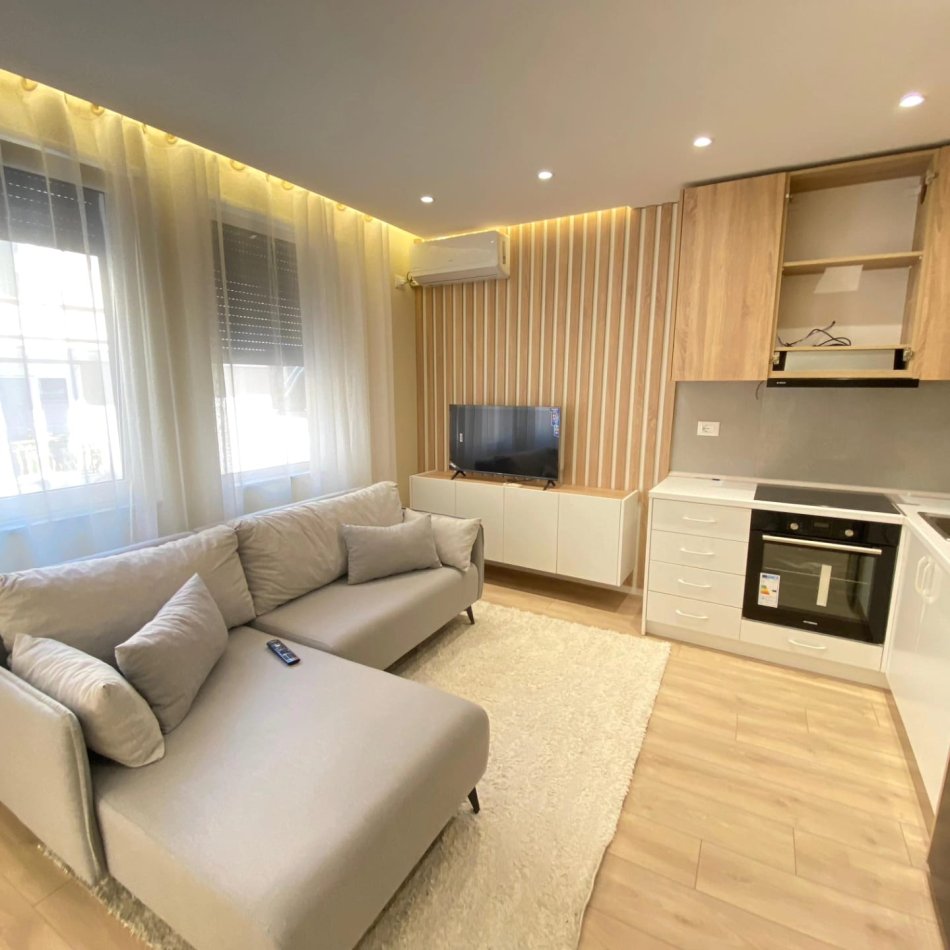 Tirane, shitet apartament 1+1+Aneks+Ballkon Kati 2, 56 m² 119.500 € (komuna e parisit, queen hotel)