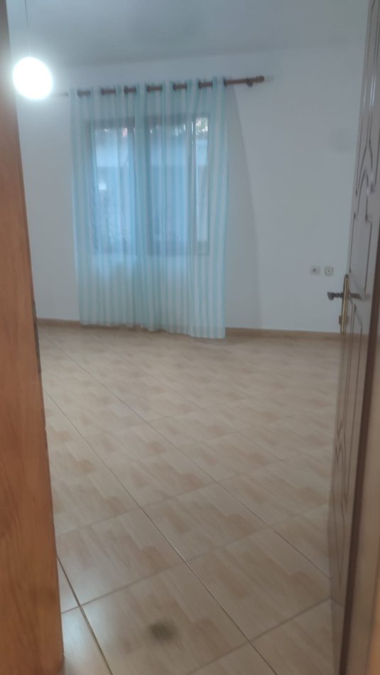 Tirane, jepet me qera apartament 2+1 Kati 3, 100 m² 300 € (Don Bosko)