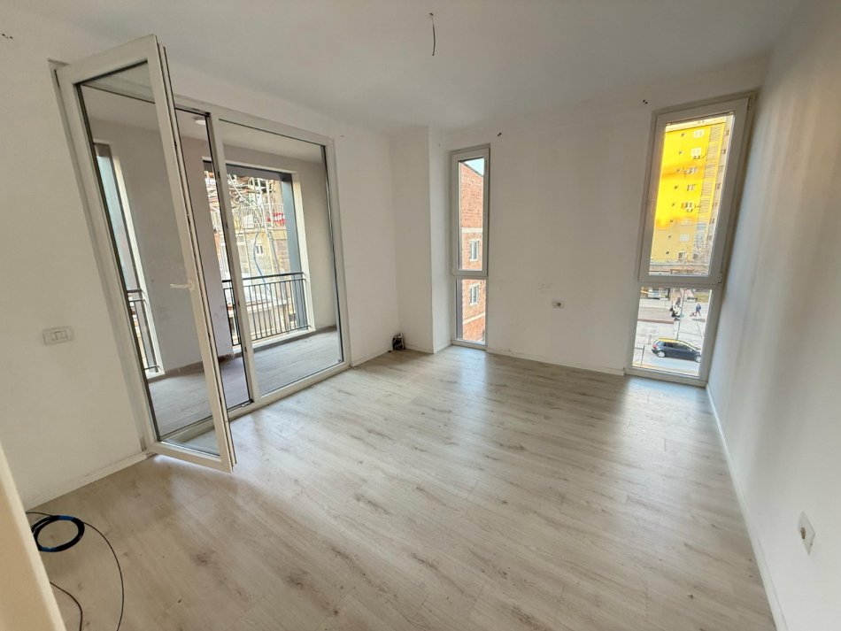 Tirane, jepet me qera apartament 2+1 Kati 3, 138 m² 700 € (ish fusha e aviacionit)