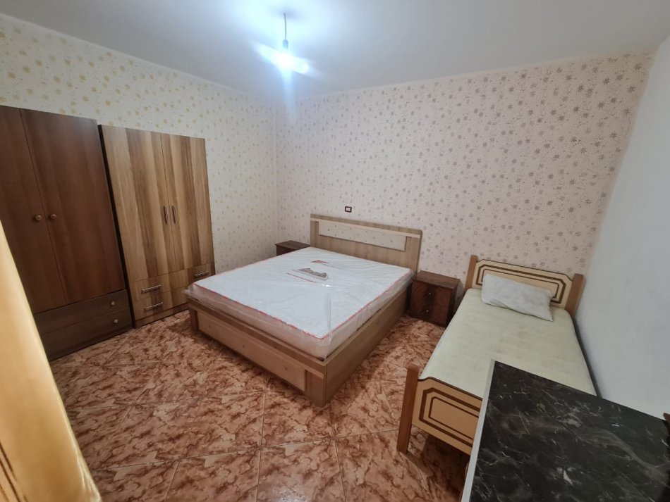 Tirane, jepet me qera apartament 1+1 Kati 1, 50 m²350 € (QSUT)