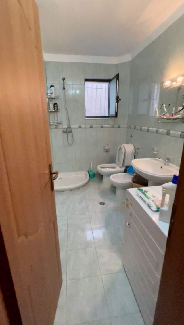 Tirane, jepet me qera apartament 3+1 Kati 5, 110 m² 45.000 Leke (e Elbasanit)