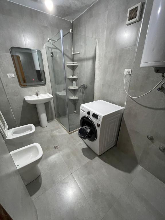 Tirane, jepet me qera apartament 2+1+Ballkon Kati 5, 80 m² 600 € (Stacioni i trenit)