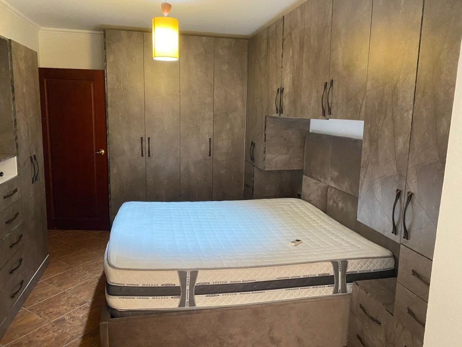 Tirane, jepet me qera apartament 1+1 Kati 1, 65 m² 700 € (bllok)