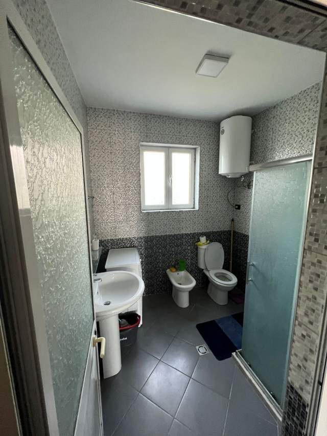 Tirane, jepet me qera apartament 3+1+BLK Kati 1, 150 m² 700 Euro (21 Dhjetori)