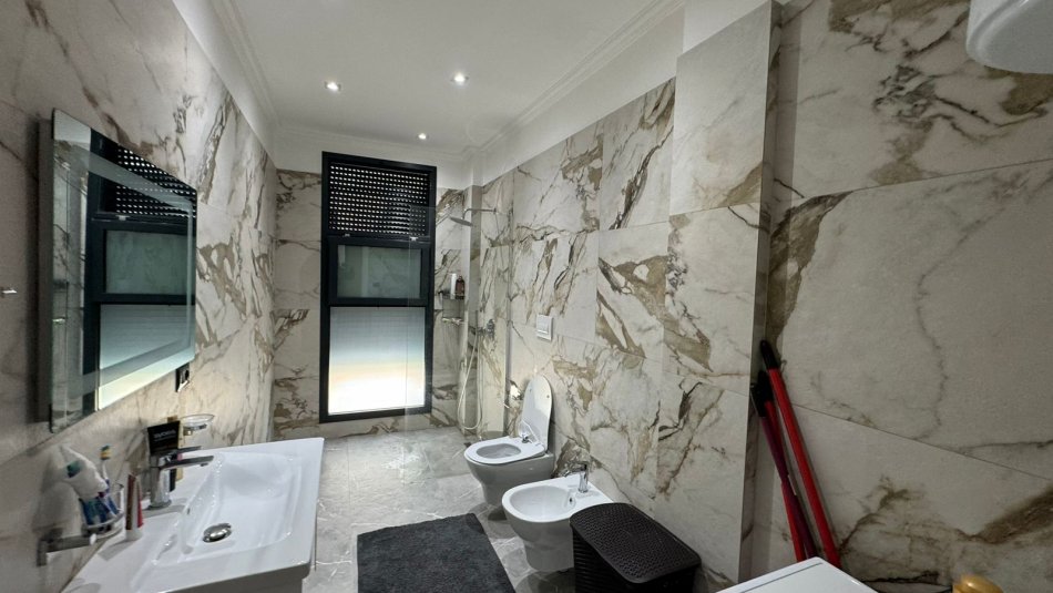 Tirane, jepet me qera 1+1 Kati 2, 78 m² 750 € (Teg)