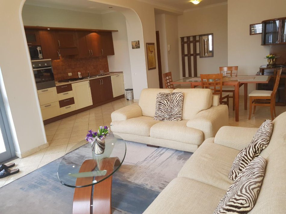 Tirane, jepet me qera apartament 2+1 Kati 10, 110 m² 950 € (Qender)