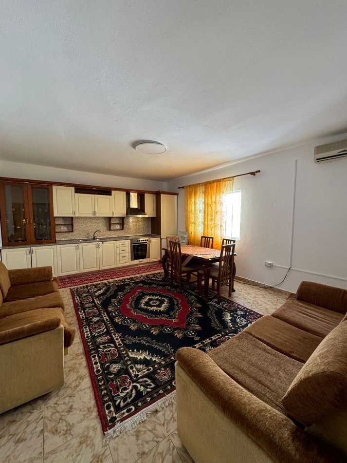 Tirane, jepet me qera shtepi 2+1+Ballkon Kati 2, 100 m² 550 € (Qytet studenti rruga budi)