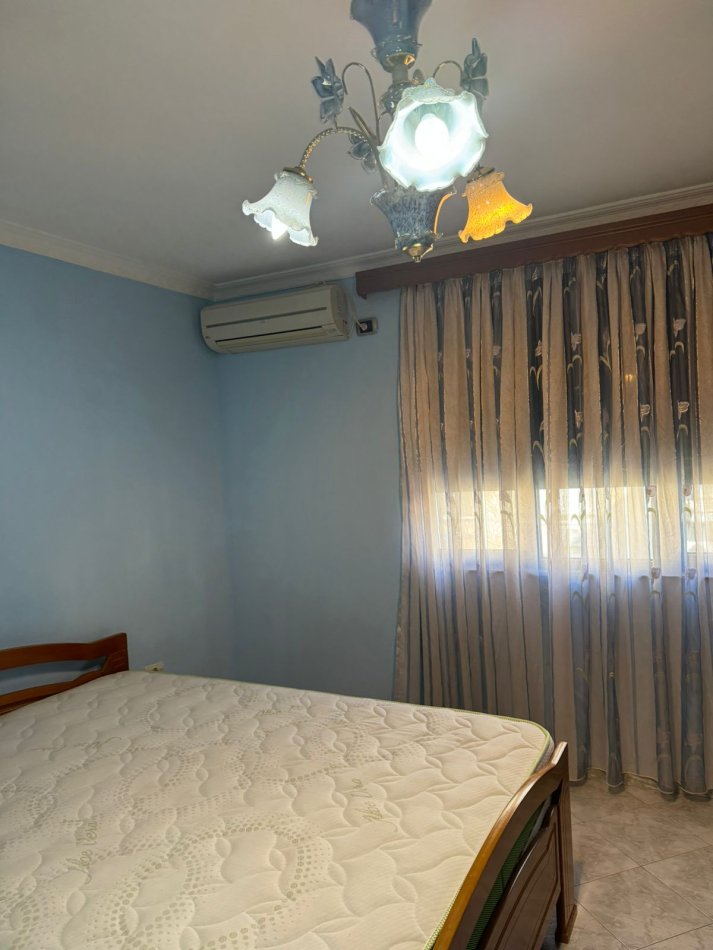 Tirane, jepet me qera apartament 2+1+Ballkon Kati 5, 100 m² 500 € (Rruga Ferit Xhajko , te ish restorant durrsi)