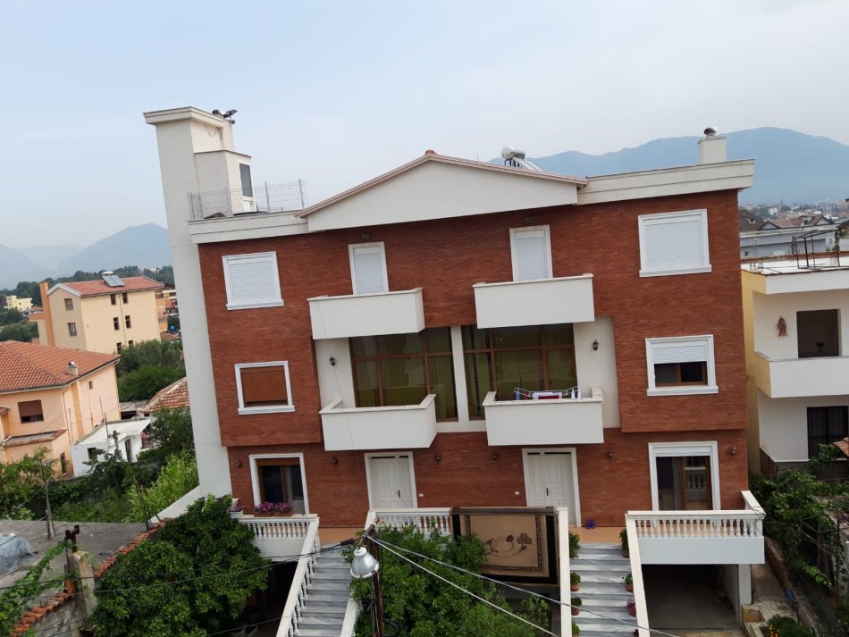 Tirane, jepet me qera Vile Kati 2, 320 m² 1.400 € (Sauk)